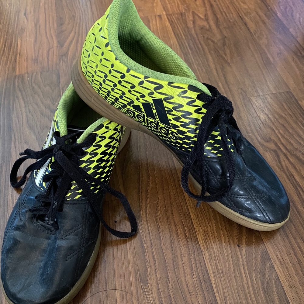 ADIDAS Indoor soccer cleats size US 6
